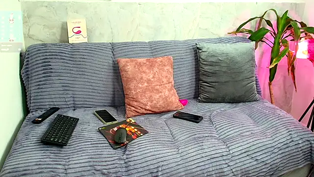 Snapshot of Luna_logan chatting on 11.27.25 Luna logan online show from 11.27.25