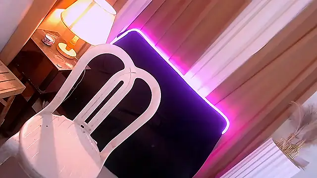 Snapshot of Chichiloeps chatting on 10.22.25 Chichiloeps online show from 10.22.25