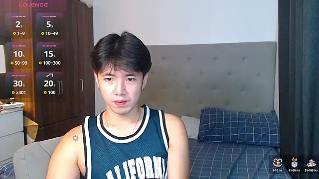 Snapshot of Addictiveboi chatting on 10.07.25 Addictiveboi online show from 10.07.25