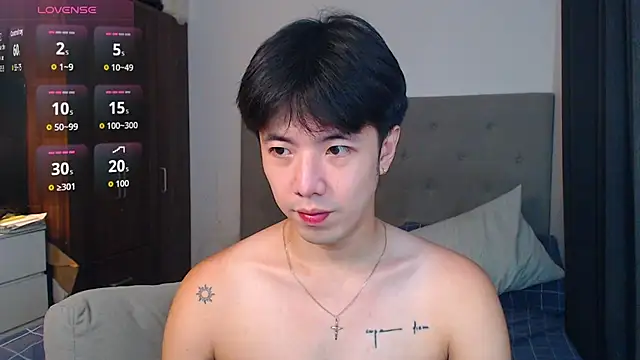 Snapshot of Addictiveboi chatting on 10.11.25 Addictiveboi online show from 10.11.25