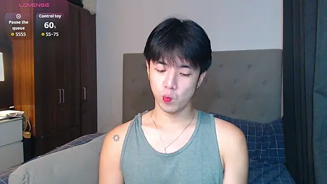 Snapshot of Addictiveboi chatting on 10.19.25 Addictiveboi online show from 10.19.25