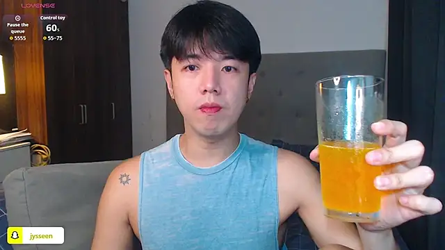 Snapshot of Addictiveboi chatting on 11.04.25 Addictiveboi online show from 11.04.25