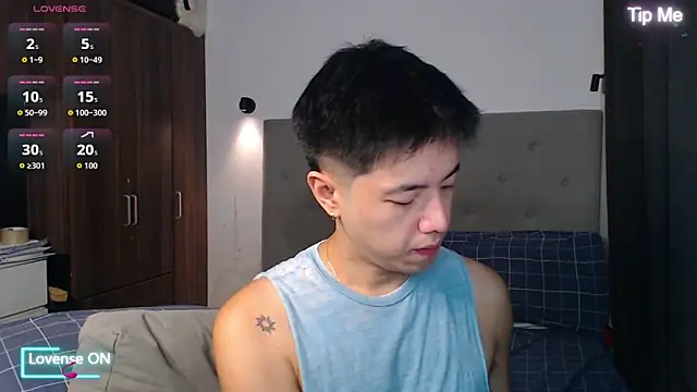 Snapshot of Addictiveboi chatting on 11.18.25 Addictiveboi online show from 11.18.25