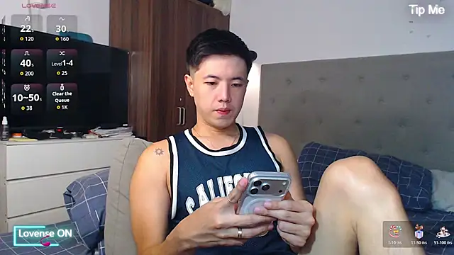 Snapshot of Addictiveboi chatting on 11.20.25 Addictiveboi online show from 11.20.25