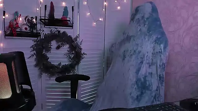 Snapshot of aestheticbeing chatting on 12.15.25 aestheticbeing online show from 12.15.25