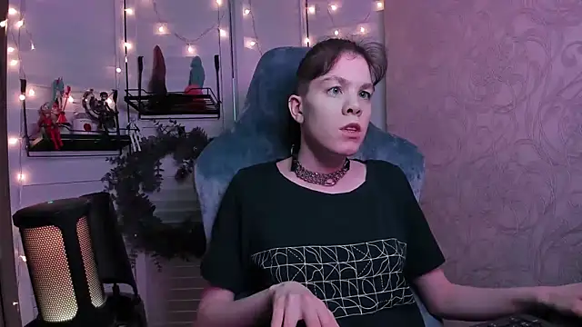 Snapshot of aestheticbeing chatting on 12.17.25 aestheticbeing online show from 12.17.25