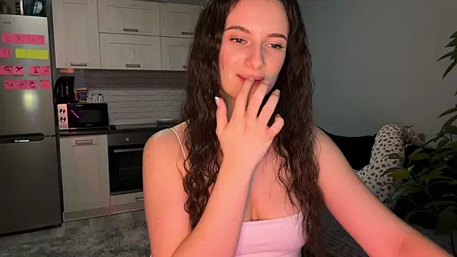 Luna Raee online show from 10.24.25