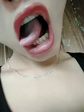 Snapshot of daisy_will chatting on 10.03.25 daisy will online show from 10.03.25