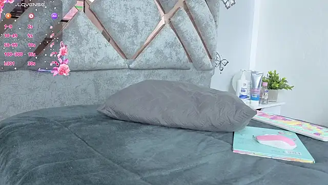 Snapshot of Sweet_Khriis chatting on 09.17.25 Sweet Khriis online show from 09.17.25