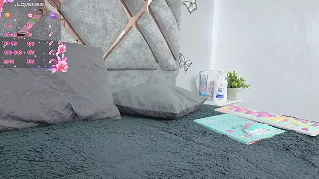 Snapshot of Sweet_Khriis chatting on 09.22.25 Sweet Khriis online show from 09.22.25