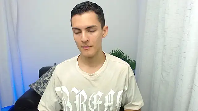 Snapshot of Matiius18 chatting on 11.21.25 Matiius18 online show from 11.21.25