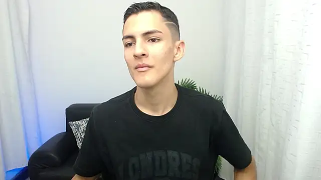 Snapshot of Matiius18 chatting on 11.22.25 Matiius18 online show from 11.22.25