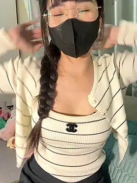 Snapshot of Dior_baby chatting on 11.03.25 Dior baby online show from 11.03.25