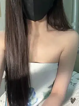 Snapshot of Dior_baby chatting on 11.04.25 Dior baby online show from 11.04.25