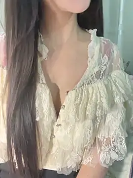 Snapshot of Dior_baby chatting on 11.11.25 Dior baby online show from 11.11.25