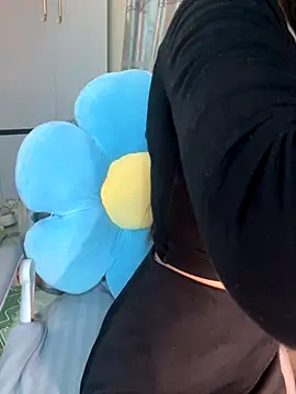 Snapshot of Dior_baby chatting on 12.15.25 Dior baby online show from 12.15.25