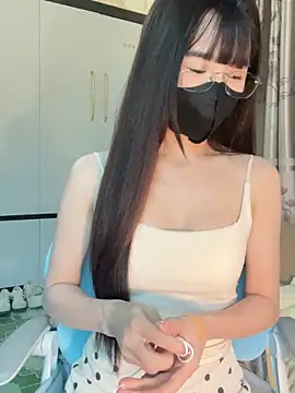 Snapshot of Dior_baby chatting on 12.16.25 Dior baby online show from 12.16.25