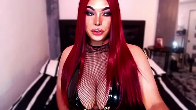 Snapshot of xTrixieMae chatting on 10.08.25 xTrixieMae online show from 10.08.25