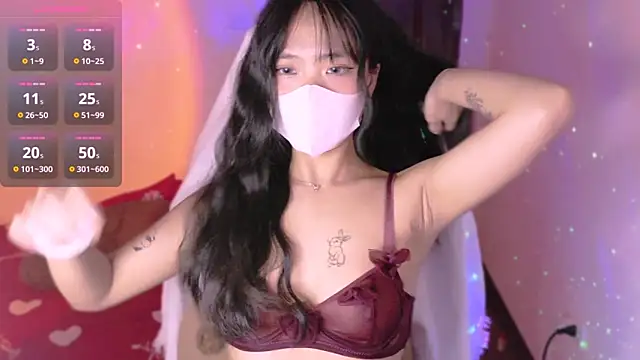 Snapshot of Phuong_Bee chatting on 09.18.25 Phuong Bee online show from 09.18.25