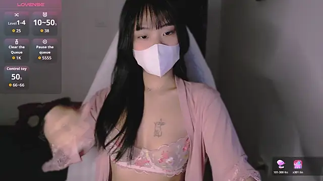 Snapshot of Phuong_Bee chatting on 10.24.25 Phuong Bee online show from 10.24.25