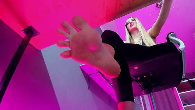 Snapshot of Yourweakness777 chatting on 12.20.25 Yourweakness777 online show from 12.20.25