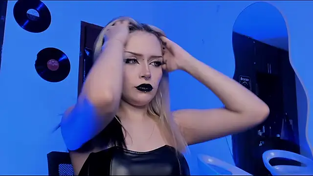 missluna27 online show from 10.22.25