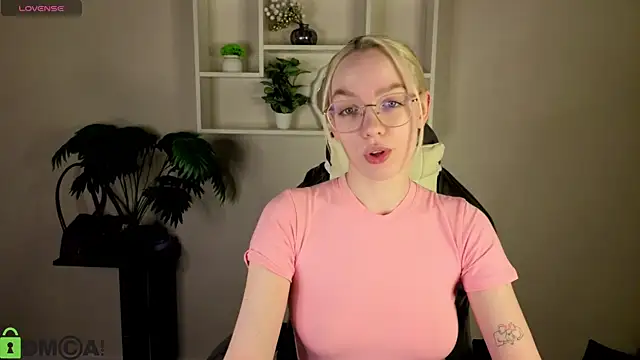 Snapshot of R0cket_bunny chatting on 04.28.26 R0cket bunny online show from 04.28.26