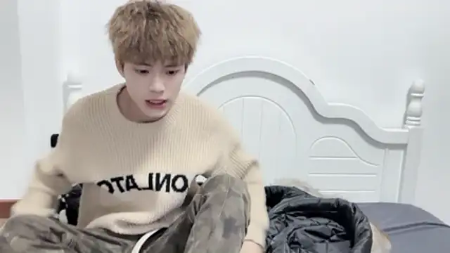 Snapshot of linger2563 chatting on 11.05.25 linger2563 online show from 11.05.25