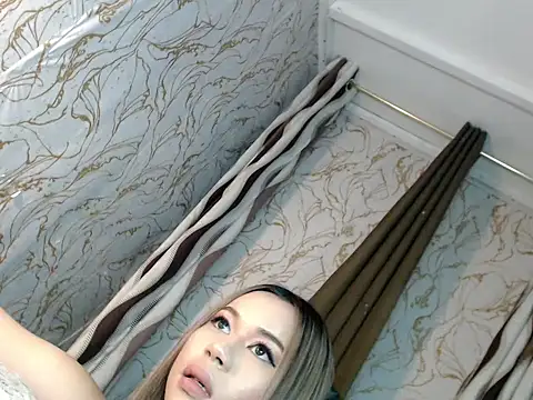 Snapshot of Honey_Swellens chatting on 09.22.25 Honey Swellens online show from 09.22.25