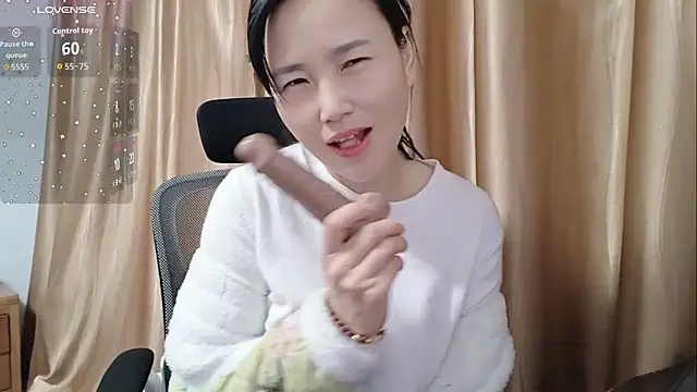 Snapshot of Haili-1 chatting on 11.16.25 Haili-1 online show from 11.16.25