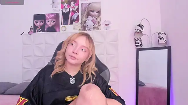 Snapshot of JuliethMoss chatting on 11.14.25 JuliethMoss online show from 11.14.25