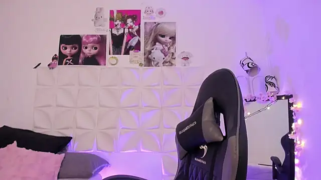 Snapshot of JuliethMoss chatting on 12.04.25 JuliethMoss online show from 12.04.25