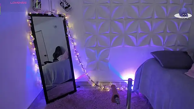 Snapshot of JuliethMoss chatting on 12.15.25 JuliethMoss online show from 12.15.25