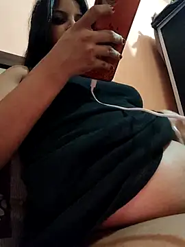 Snapshot of Maahhii_2 chatting on 04.19.26 Maahhii 2 online show from 04.19.26