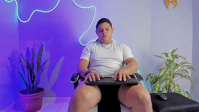 Snapshot of Maximus_Steel chatting on 10.03.25 Maximus Steel online show from 10.03.25