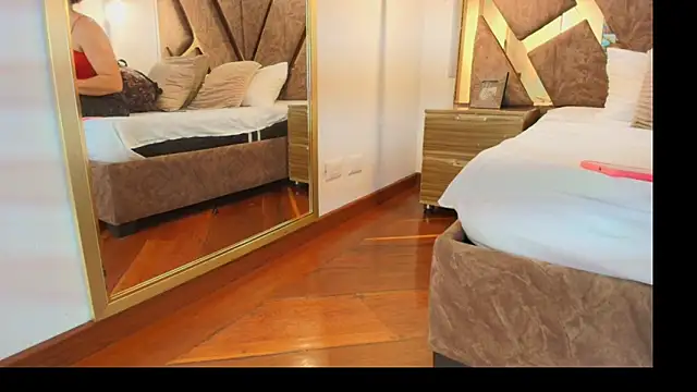 zarah andrew   online show from 11.08.25