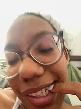 Snapshot of Valen1800 chatting on 10.26.25 Valen1800 online show from 10.26.25