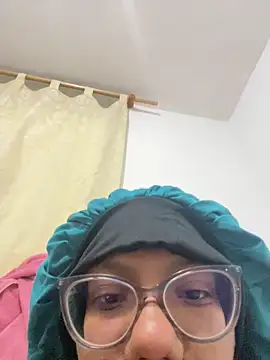 Snapshot of Valen1800 chatting on 11.13.25 Valen1800 online show from 11.13.25