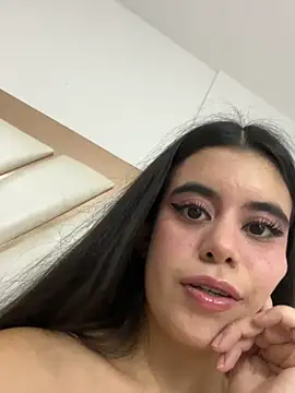 CoralineRusso1 online show from 11.19.25