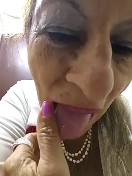 Snapshot of MaryeLunna chatting on 10.28.25 MaryeLunna online show from 10.28.25