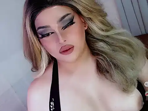 Snapshot of queensavrinax chatting on 10.25.25 queensavrinax online show from 10.25.25