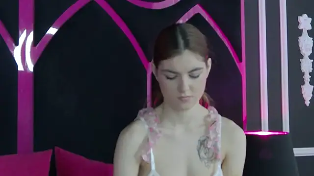 Snapshot of Evelisse chatting on 04.16.26 Evelisse online show from 04.16.26