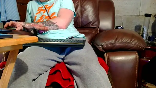 Luv2SuckBWC92 online show from 12.22.25