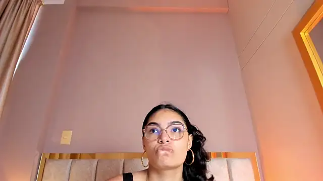 Snapshot of LunaAspen_ chatting on 11.18.25 LunaAspen online show from 11.18.25