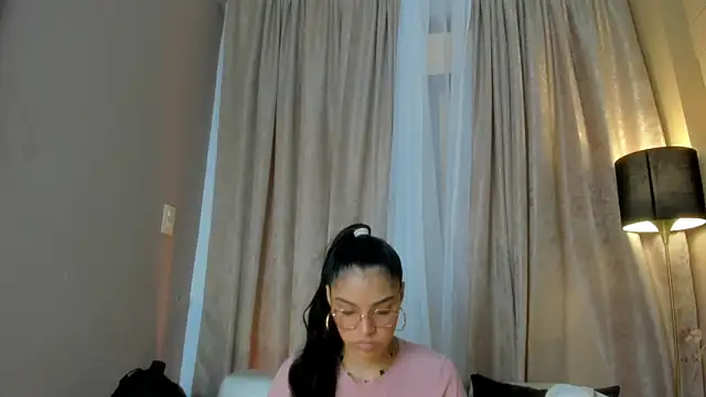 Snapshot of LunaAspen_ chatting on 11.28.25 LunaAspen online show from 11.28.25