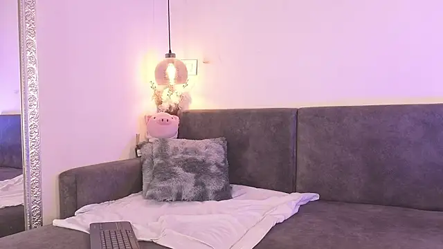 Snapshot of littlee_Sophi_ chatting on 12.21.25 littlee Sophi online show from 12.21.25