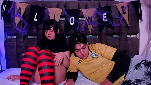 Snapshot of EmilyANDrew_ chatting on 10.31.25 EmilyANDrew online show from 10.31.25