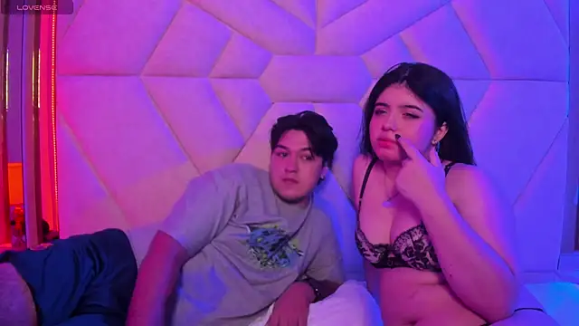 Snapshot of EmilyANDrew_ chatting on 11.10.25 EmilyANDrew online show from 11.10.25