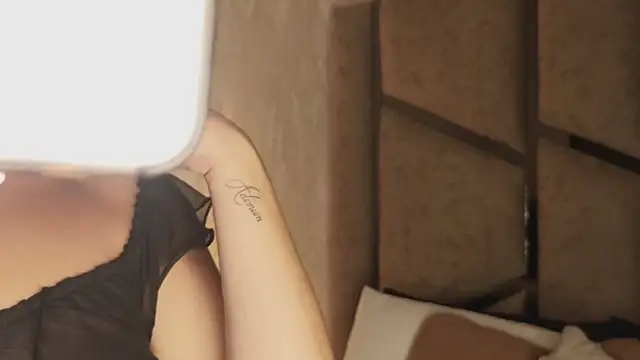 scarlethlux online show from 04.17.26