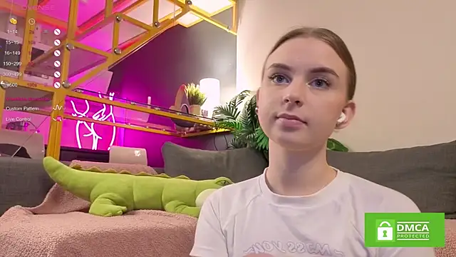 Snapshot of FlexiPixie chatting on 11.13.25 FlexiPixie online show from 11.13.25